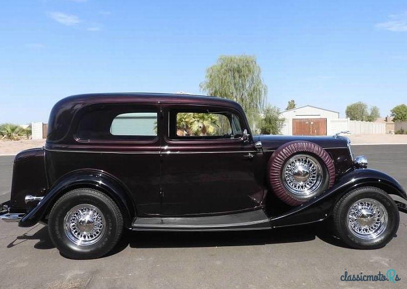 1934' Ford Deluxe Tudor photo #1
