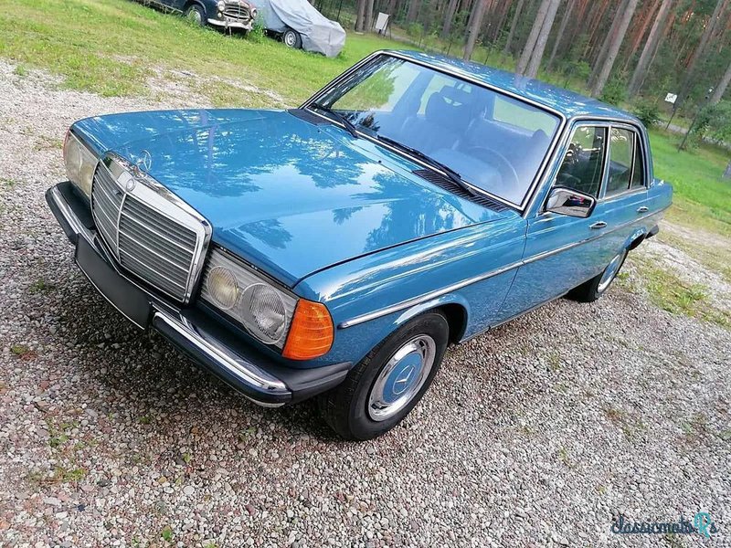 1979' Mercedes-Benz W123 photo #1