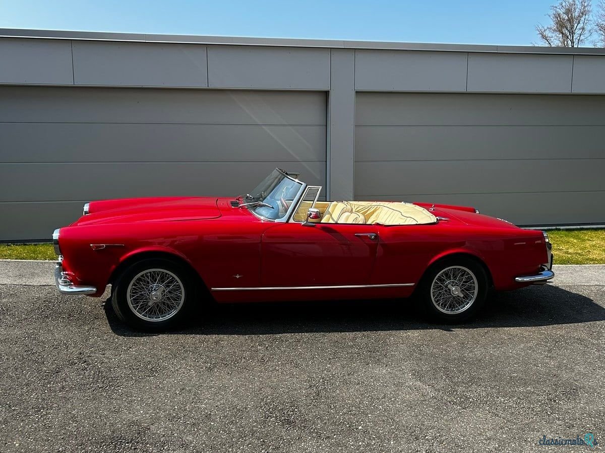 1964' Alfa Romeo 2600 Spider photo #2
