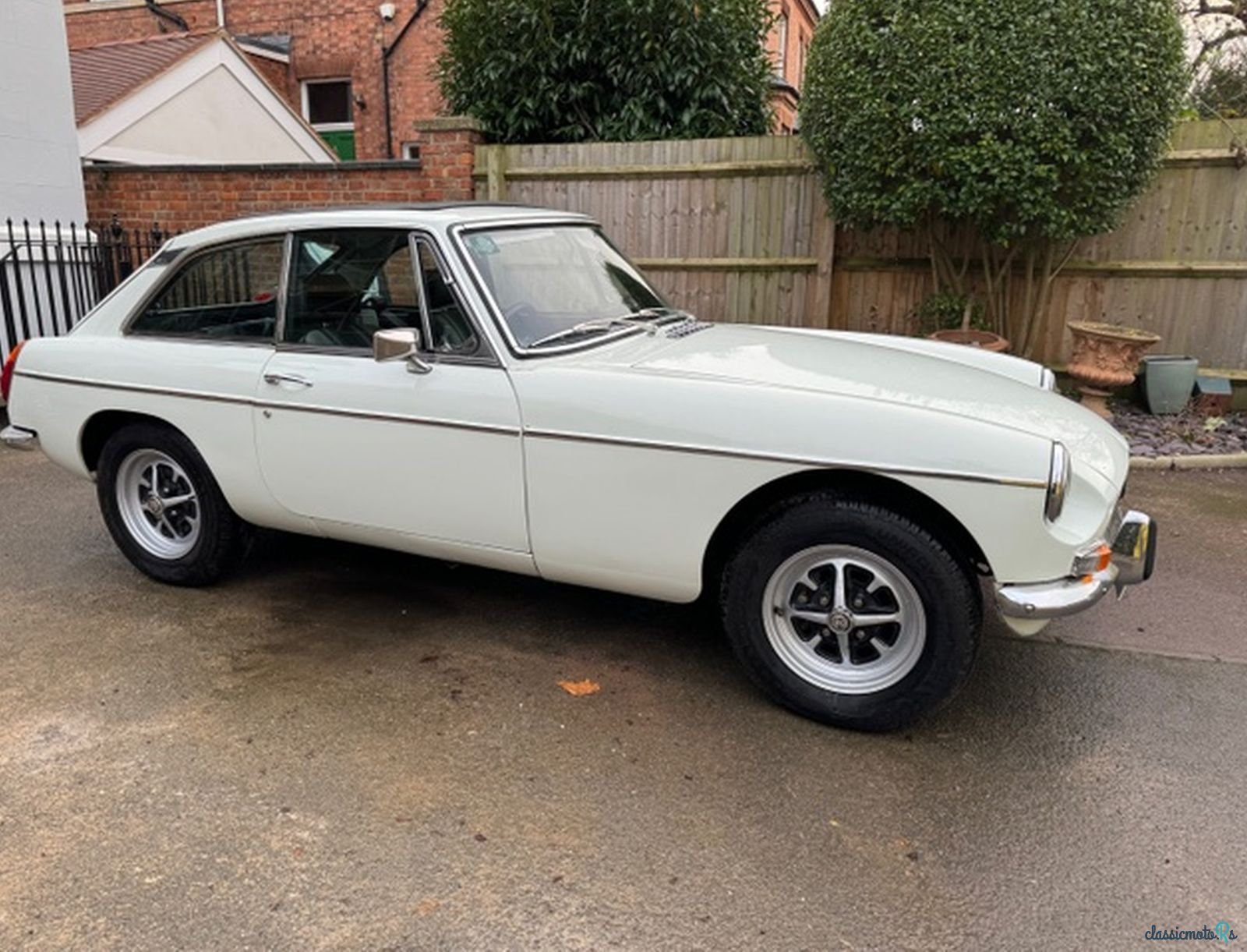 1977' MG B Gt photo #1