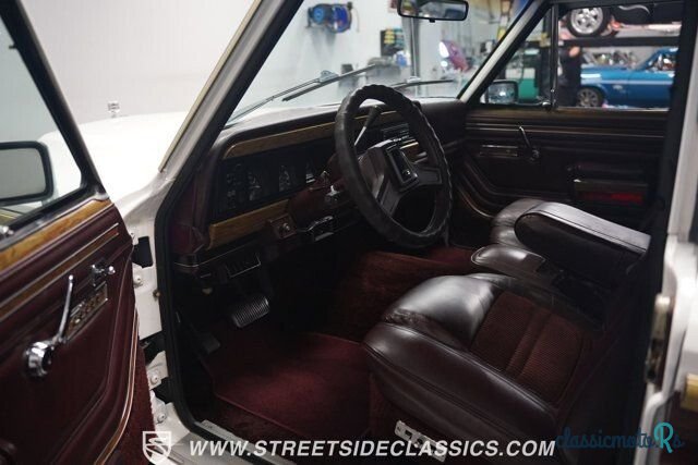 1988' Jeep Grand Wagoneer photo #4