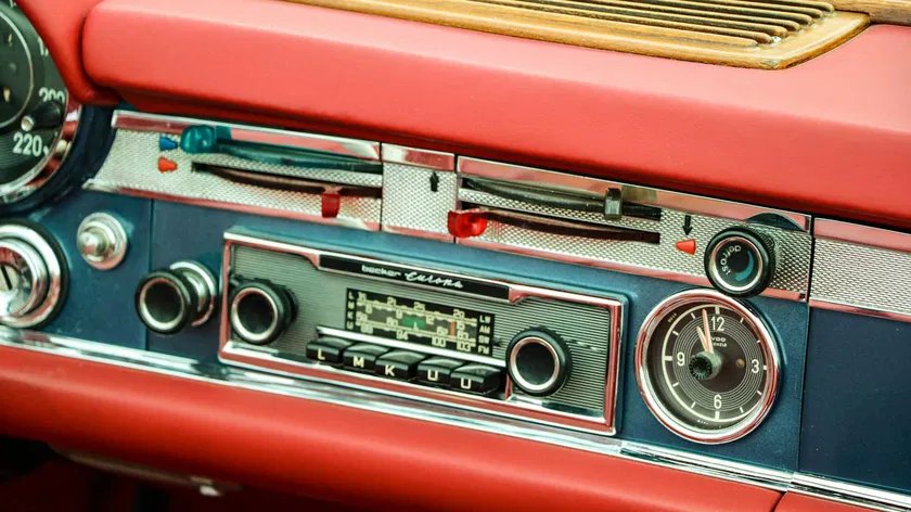 5 équipements high-tech et discrets qui transforment votre voiture ancienne sans la trahir