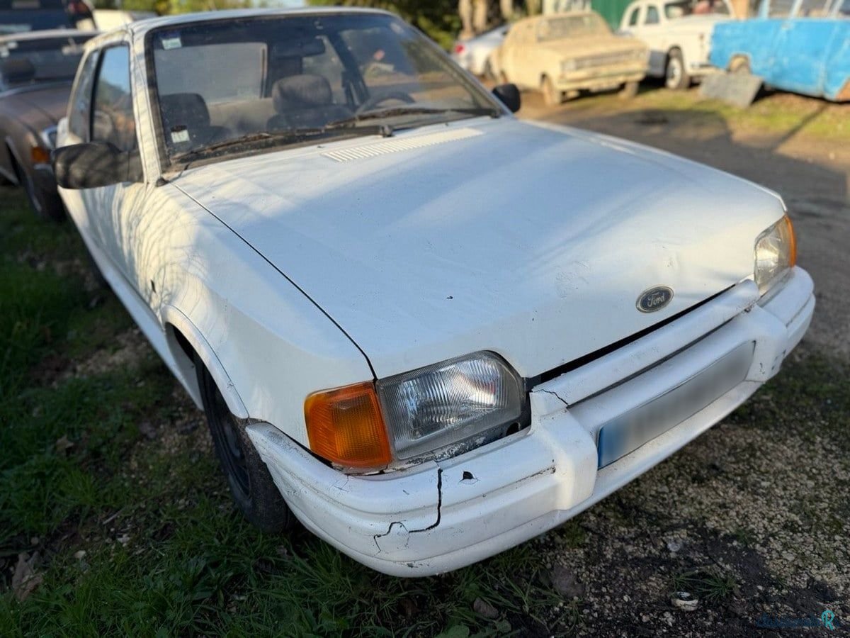 1990' Ford Escort photo #3