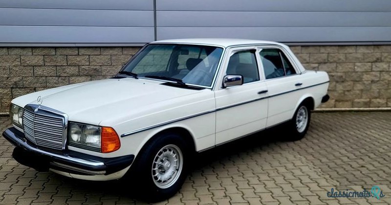 1979' Mercedes-Benz W123 photo #1