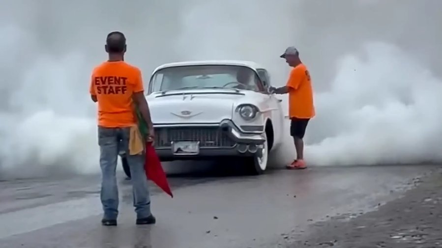 Avózinha de 79 anos domina concursos de “burnouts”