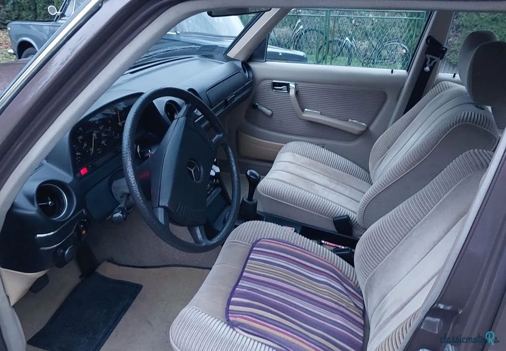 1979' Mercedes-Benz W123 photo #3