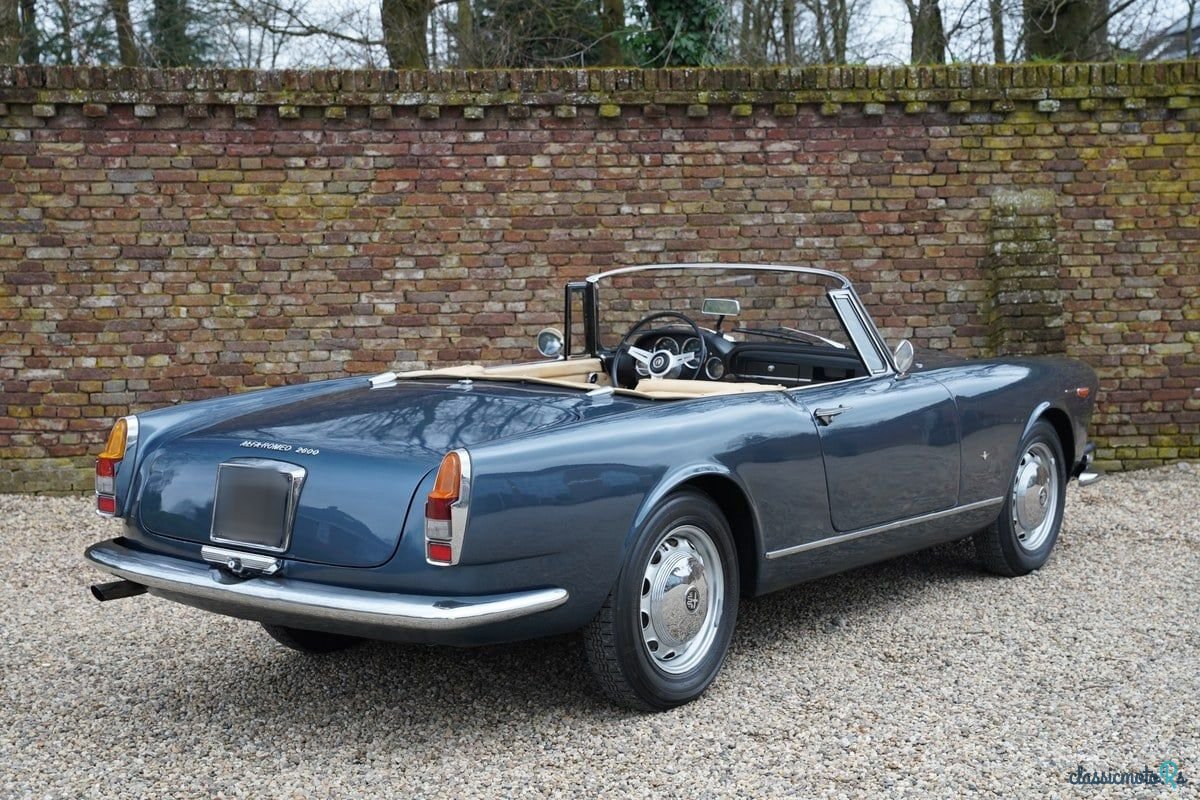 1962' Alfa Romeo 2600 Spider photo #2