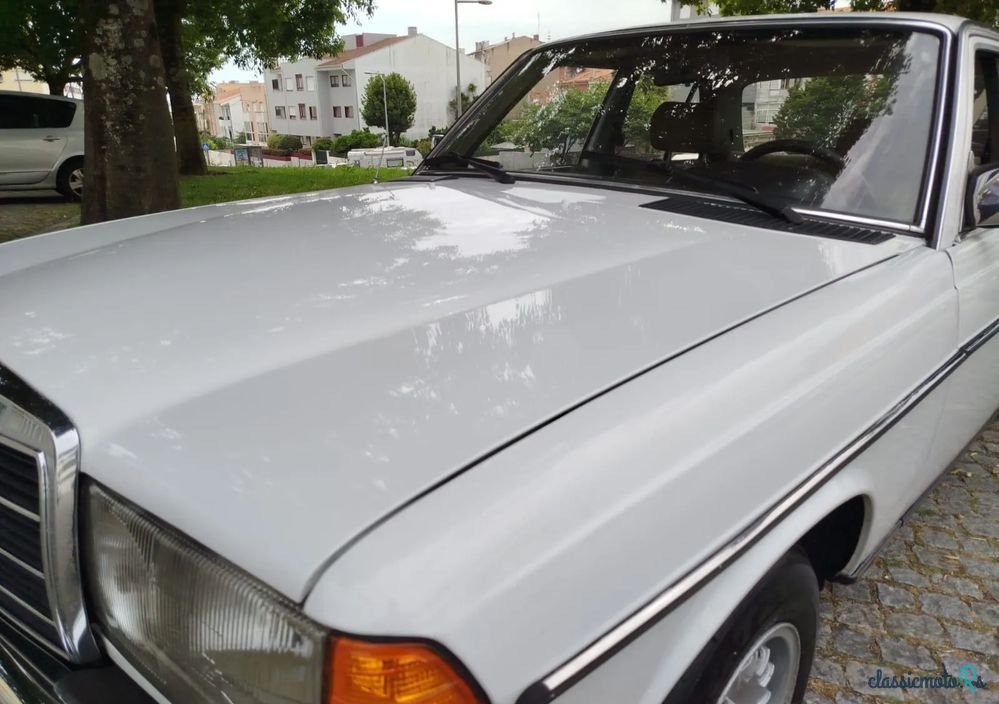 1977' Mercedes-Benz 200 photo #1