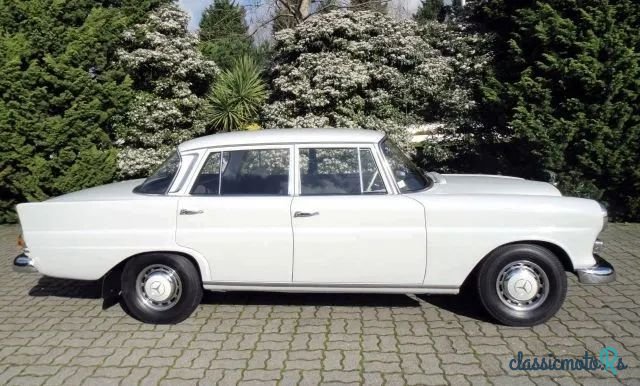 1967' Mercedes-Benz 200 photo #2