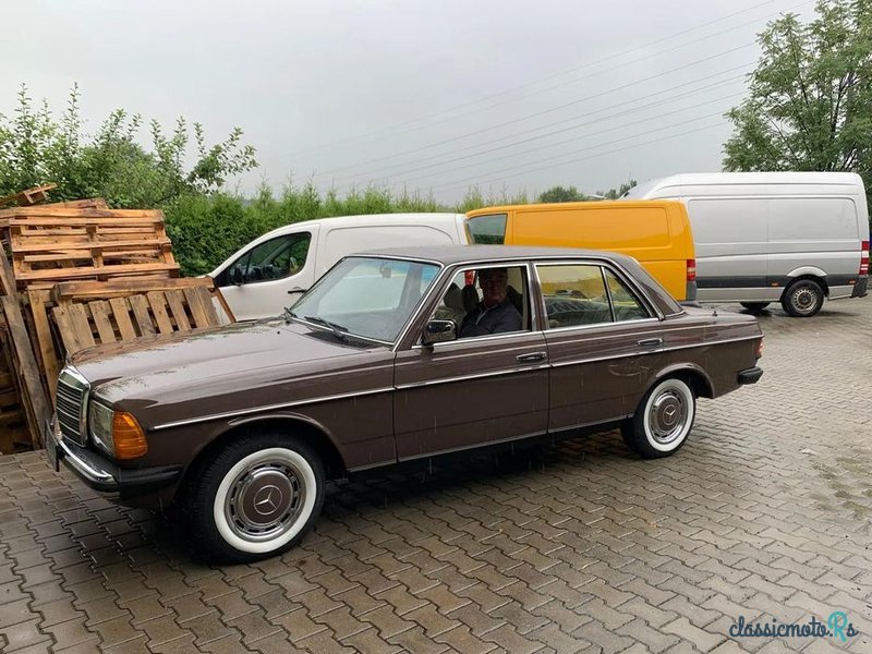 1979' Mercedes-Benz W123 photo #1